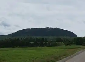 Vue du Grand Morne depuis le chemin de la Grande Ligne à Adstock.