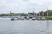 Le port et la capitainerie.