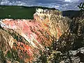 Vue du Grand Canyon de Yellowstone mettant en exergue les couleurs des falaises.