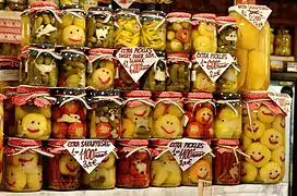 Légumes au vinaigre préparés dans les boutiques du sous-sol