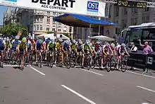 Photographie de coureurs au départ d'une course cycliste en 2007.