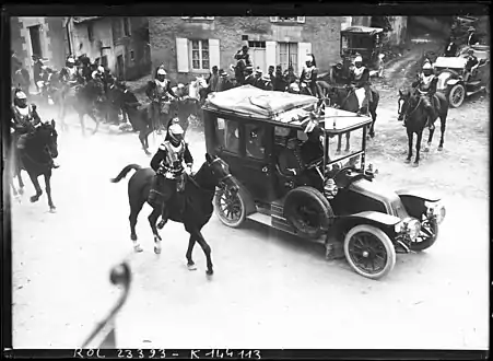 Départ pour le terrain des manœuvres.