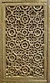 Panneau à décor mixte, géométrique et floral. Il comporte des étoiles à huit pointes et des médaillons, à l'intérieur desquels se trouvent des cercles contenant des fleurs à quatre pétales.