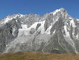 Vue depuis le mont de La Saxe au sud du glacier des Grandes-Jorasses au centre encadré à gauche par celui de Planpincieux et à droite celui de Pra Sec aux pieds de l'arête de Rochefort à gauche et des Grandes Jorasses à droite.