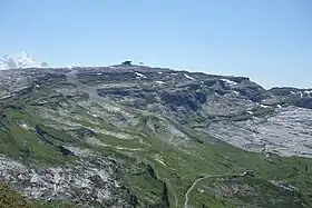 Vue depuis la tête de Véret au nord des Grandes Platières avec au dernier plan à gauche l'aiguille de Bionnassay et les dômes de Miage dans le massif du Mont-Blanc.