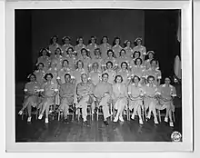 Photographie de 38 Gray Ladies (4 rangs).