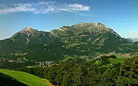 La Grigna (à droite) et la Grignetta, vues depuis le versant de la Valsassina.
