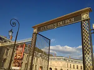 La grille « Écuries du roi ».