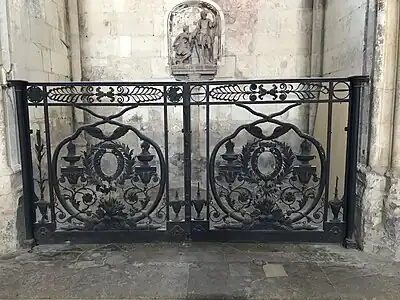 Deux battants d'une grille sculptée en fer forgé.