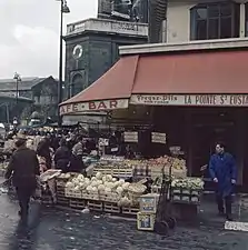 Marchand de primeurs en face du café « La Pointe Saint Eustache », dans les années 1960