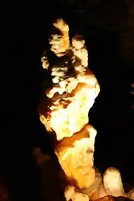 Stalagmite dite de « la Vierge à l'Enfant ».