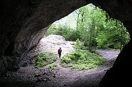 Une des entrées de la grotte des Églises.
