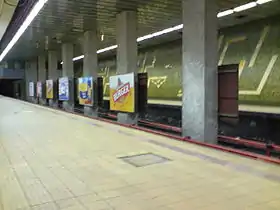 Quais latéraux et voies centrales séparées par des colonnes de soutènement