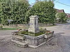 Fontaine rue du Bourg Bas.