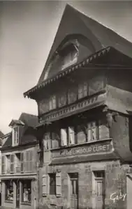 La maison est un commerce  ayant pour enseigne Boucherie Limbour-Curet vers 1950.