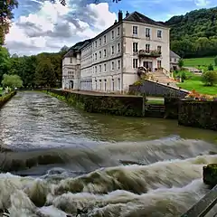 Le Cusancin canalisé devant les anciens Thermes de Guillon-les-Bains.