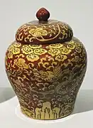 Porcelaine Jingdezhen rouge et jaune wucai. Dragon et nuages. Règne Jiajing.H. 14 cm. Musée Guimet