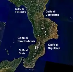 Image satellite légendées des golfes de Calabre avec le golfe de Corigliano à l'est.