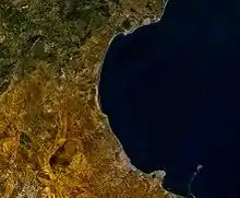 Image satellite d'une côte maritime qui s'ouvre sur un golfe.