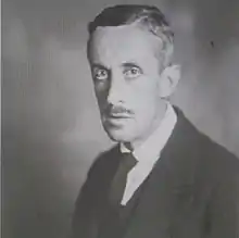 Portrait d'un homme portant un costume et une cravate.