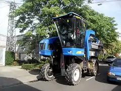 Machine à vendanger New Holland.