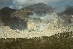 Vue de la caldeira du Sirung dominée par le Gunung Topaki (au centre en arrière-plan).