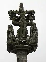 Partie sommitale du calvaire (Christ en Croix entre la Vierge et saint Jean l'Évangéliste.