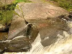 Les gravures rupestres se trouvent dans le ruisseau Glösabäcken