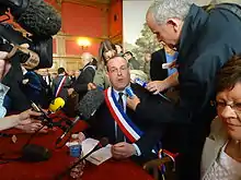 Photo de Steeve Briois interviewé par une pléiade de journalistes.