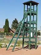 Une reproduction du chevalement du puits Hérin no 3.