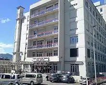 Photographie en couleurs montrant l'entrée d'un hôpital.