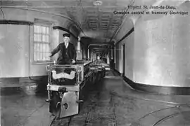 Corridor central et tramway électrique.