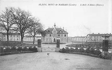 Entrée principale de ce que l'on appelle alors l'« asile d'aliénés ». Le bâtiment administratif au centre est encadré par les rangées de pavillons sur chaque côté.