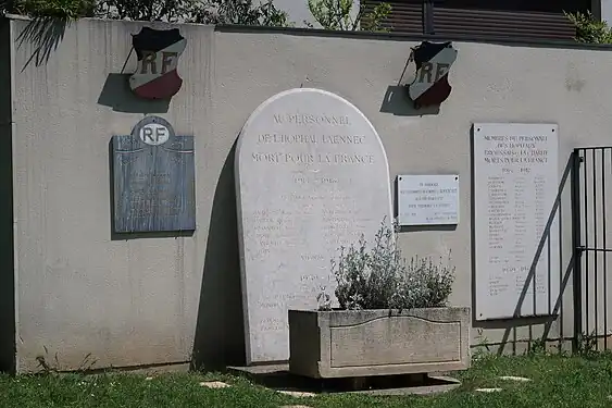 Plaques commémoratives aux Morts pour la France à l'Hôpital européen Georges-Pompidou.