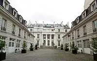 Cour et  façade du pavillon.