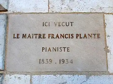 Plaque commémorative en façade de l'hôtel Planté.