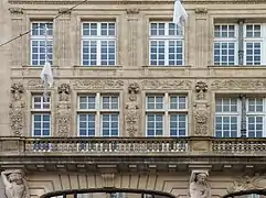 Sculptures et balcon.