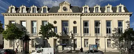Façade sur l'avenue de la République.