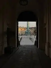 La place et la colonne Vendôme depuis l'entrée depuis la cour de l'hôtel d'Évreux, montrant le pan coupé de la place.