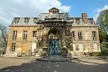 Façade d'un édifice avec une entrée monumentale