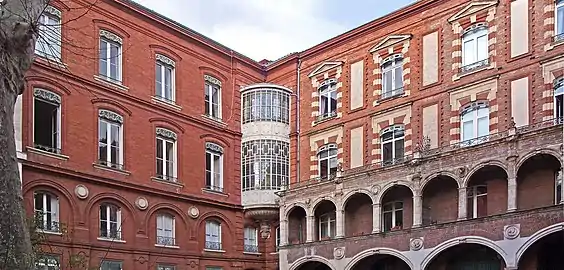 no 46 : cour intérieure de l'hôtel de Pins et Antonin.