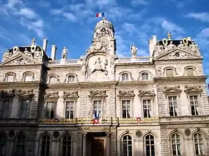 Jeu d'ombre et de lumière depuis la façade ouest.