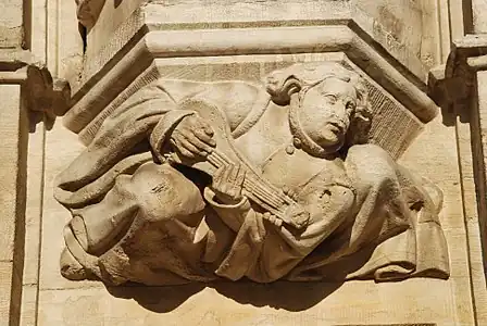 Cul-de-lampe de l'hôtel de ville de Bruxellesreprésentant un joueur de guiterne.