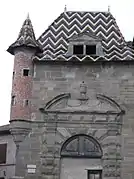 Vue sur un toit dauphinois (tuiles vernissées).