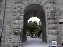 Porte principale donnant accès à l'abbaye.