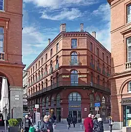no 8-10 : l'hôtel du Grand Balcon vu de la place du Capitole.