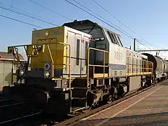 Train de marchandises remorqué par la 7870.