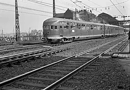 Amsterdam 1953. La remorque centrale ploie sous le poids de la motorisation.