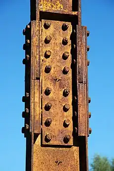 Poutre métallique rivetée.