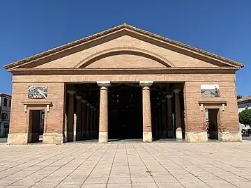 Façade et esplanade.